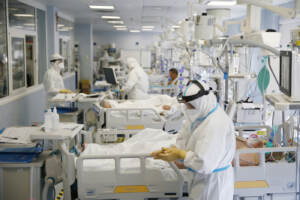 Covid, +1% occupazione in intensive: crescono anche ricoveri