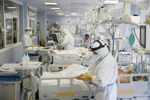 Covid, +1% occupazione in intensive: crescono anche ricoveri