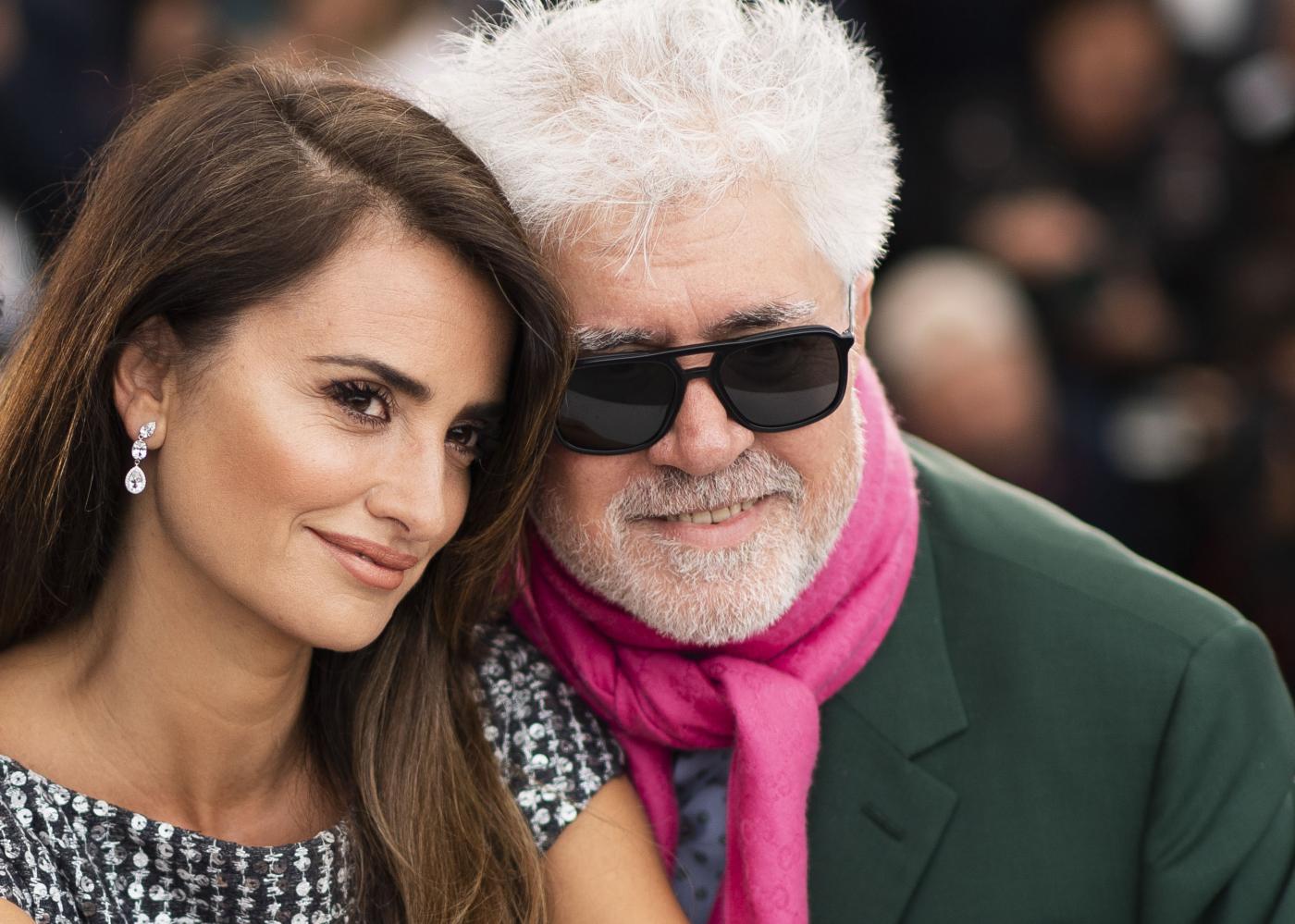 Pedro Almodovar omaggia Raffaella Carrà nel suo ultimo film Pedro Almodovar omaggia Raffaella Carrà nel suo ultimo film
