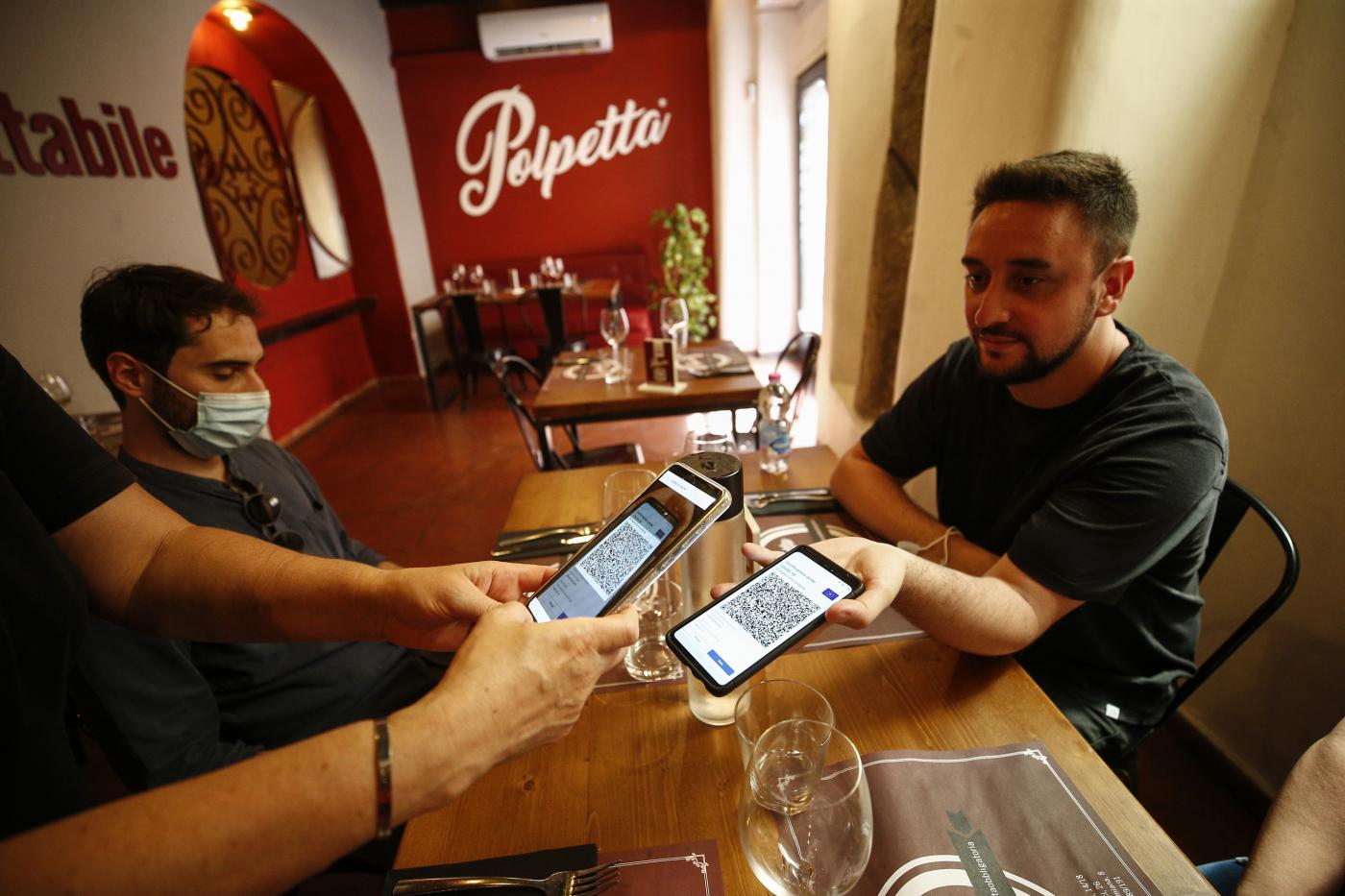 Green pass, Viminale: il controllo dei gestori sull’identità è discrezionale. Stretta sulla movida Green pass, Viminale: il controllo dei gestori sull’identità è discrezionale. Stretta sulla movida