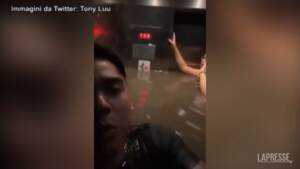 Usa, intrappolati nell’ascensore allagato durante un’alluvione: vivi per miracolo