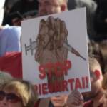 Covid, lituani in piazza contro il green pass