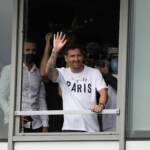 Messi atterrato a Parigi. I tifosi invadono l’aeroporto