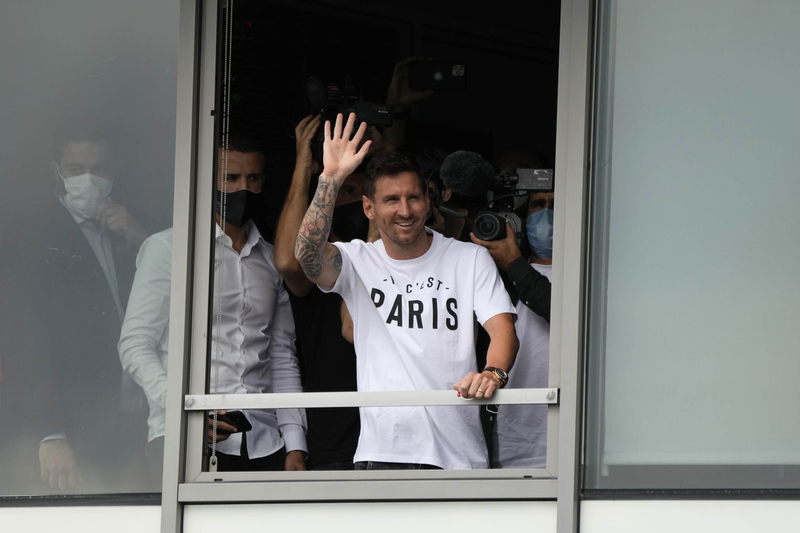 Messi atterrato a Parigi. I tifosi invadono l’aeroporto