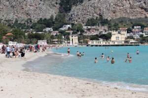Sicilia, ultima giornata di zona arancione: la spiaggia di Mondello presa d'assalto dai bagnanti