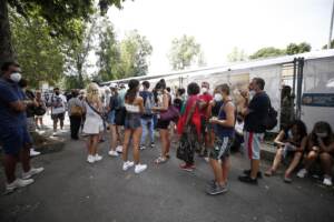 Roma, fila d'attesa per vaccinarsi al centro vaccinale del San Camillo