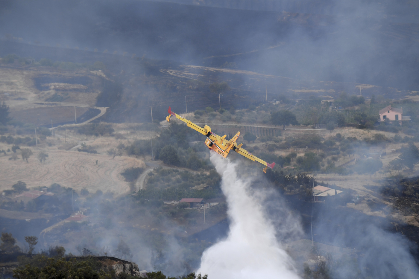 Incendi: in Sicilia e Calabria 300 interventi in 12 ore. Ancora una vittima nel Reggino Incendi: in Sicilia e Calabria 300 interventi in 12 ore. Ancora una vittima nel Reggino
