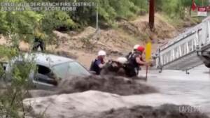 Alluvioni in Arizona: auto travolta da acqua e fango, anziana salvata in extremis
