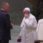 La misteriosa telefonata al cellulare del Papa che interrompe i saluti dell’udienza generale