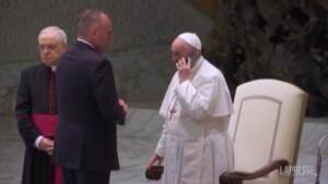 La misteriosa telefonata al cellulare del Papa che interrompe i saluti dell’udienza generale