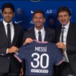 PSG, Messi in posa per la prima volta con la nuova maglia