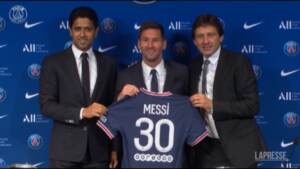 PSG, Messi in posa per la prima volta con la nuova maglia