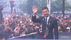 PSG, ovazione dei tifosi per Leo Messi