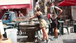 Caldo torrido in Sicilia: spiagge e fontane prese d’assalto a Palermo