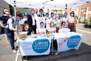 Roma, raccolta firme per il referendum sull'eutanasia legale