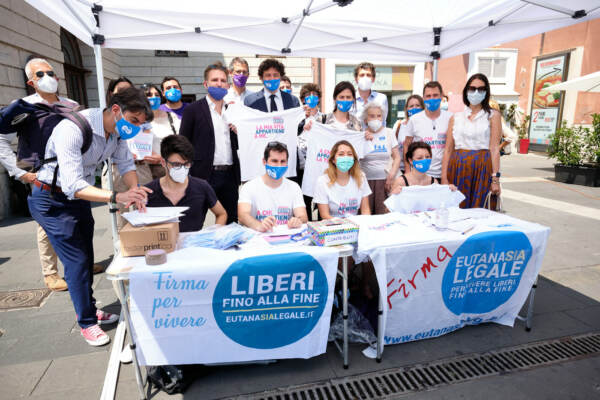 Roma, raccolta firme per il referendum sull'eutanasia legale