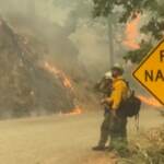 California, vigili del fuoco impegnati a spegnere il Dixie e il Monument Fire