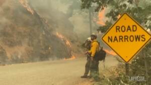 California, vigili del fuoco impegnati a spegnere il Dixie e il Monument Fire