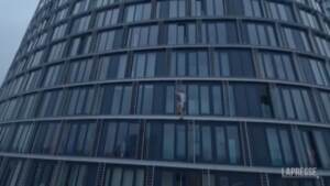 Londra: giovane free climber scala un altro grattacielo senza protezioni