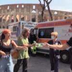 Caldo record a Roma, la Protezione civile distribuisce acqua ai turisti del Colosseo