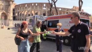 Caldo record a Roma, la Protezione civile distribuisce acqua ai turisti del Colosseo