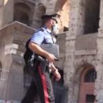 Roma, carabinieri contro i “saltafila” del Colosseo: “Abusivi dotati di Pos”