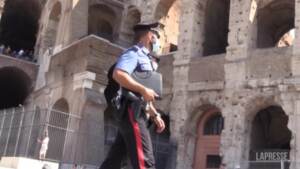 Roma, carabinieri contro i “saltafila” del Colosseo: “Abusivi dotati di Pos”