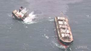 Giappone, nave si spezza in due: il petrolio si riversa in mare