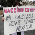 Vaccini, Sardegna: medici e infermieri no vax in rivolta contro sospensione