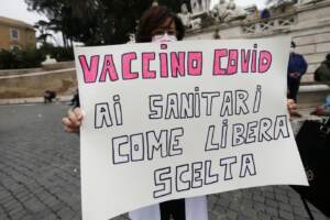 Vaccini, Sardegna: medici e infermieri no vax in rivolta contro sospensione