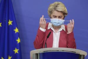 Von der Leyen: obiettivo raggiunto, in Ue prima dose a 70% adulti