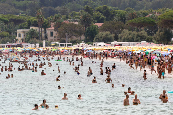 Caldo torrido in Sicilia: spiagge e fontane prese d'assalto