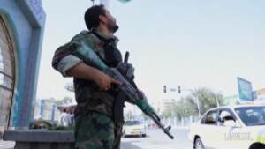Afghanistan, i residenti temono l’avanzata dei talebani: controllano 18 capoluoghi