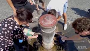 Ferragosto bollente: a Roma i turisti cercano refrigerio a ogni fontana