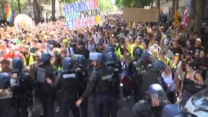 Proteste contro Green pass, migliaia in piazza a Parigi