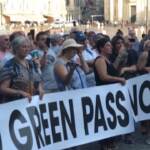 No Green pass, poche persone alla manifestazione di Roma che si trasforma in corteo
