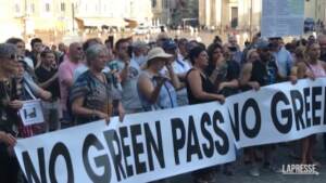 No Green pass, poche persone alla manifestazione di Roma che si trasforma in corteo