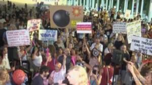 Israele, proteste contro la vaccinazione anti Covid