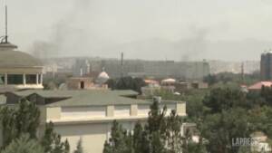 Afghanistan, talebani in città a Kabul: colpi di arma da fuoco e fumo nero dagli edifici