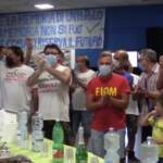 Napoli, Ferragosto di lotta alla Whirlpool: “L’Italia deve ripartire da questi cancelli”