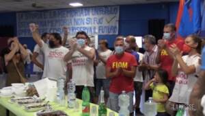 Napoli, Ferragosto di lotta alla Whirlpool: “L’Italia deve ripartire da questi cancelli”