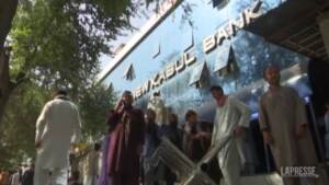 Afghanistan: a Kabul corsa dei residenti a ritirare denaro in banca