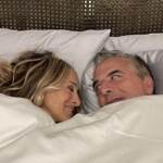 Carrie Bradshaw e Mr. Big a letto insieme: la foto di Chris Noth fa impazzire i social