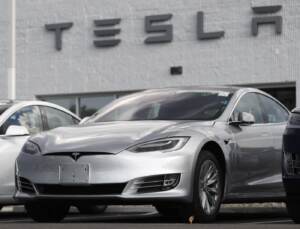 Nuovi guai per Tesla negli Usa: al via indagine su pilota automatico