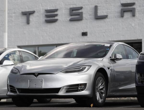 Nuovi guai per Tesla negli Usa: al via indagine su pilota automatico