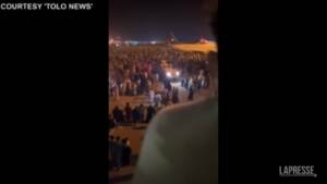 Kabul, civili assaltano piste dell’aeroporto per lasciare l’Afghanistan