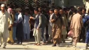 Kabul, code alle banche: cittadini cercano di mettere in salvo i risparmi
