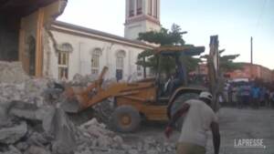 Sisma ad Haiti, si continua a scavare tra le macerie