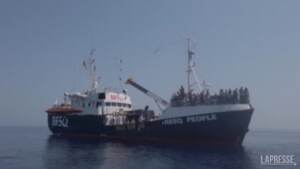 Migranti: il salvataggio di 82 persone a bordo di tre barche di legno