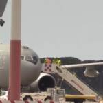 Afghanistan, a Fiumicino l’aereo con gli italiani e gli ex collaboratori. Draghi: Grazie all’esercito